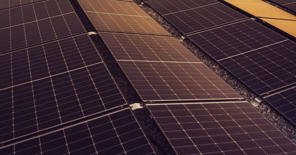 Tecnologias verdes da China podem evitar 450 milhões de toneladas de CO₂ em 2026